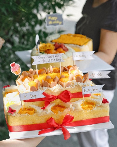 Mẫu bánh bông lan trứng muối 2 tầng quận 9